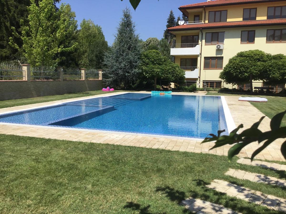 Sunnyseasons Apartment With Swimming Pool View เบียลา ภายนอก รูปภาพ